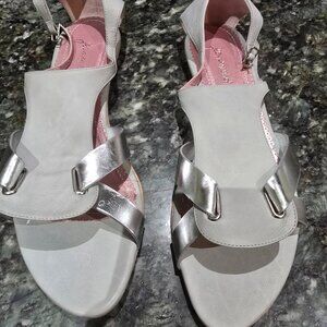 Jean-Michel Cazabat flat gray Italian sandals size 9